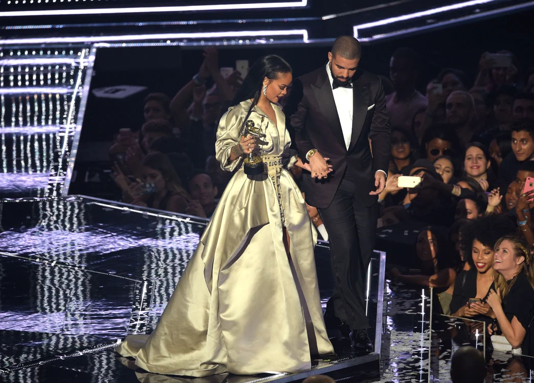 Rihanna și Drake au plecat ținându-se de mână de pe scena VMA