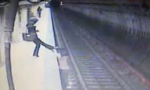 Scena în care Magdalena Șerban o aruncă pe tânăra de 25 de ani în fața trenului și o lovește cu piciorul jpeg