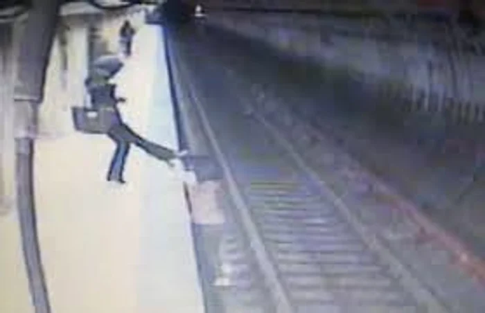 Scena în care Magdalena Șerban o aruncă pe tânăra de 25 de ani în fața trenului și o lovește cu piciorul