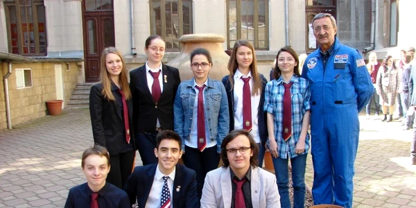 Liceenii NASA coordonaţi de profesorul Ion Băraru de la Colegiul Naţional Mircea cel Bătrân din Constanţa Sursă foto Arhivă personală 