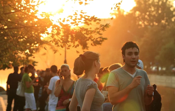 Tinerii români fac tot mai puțini copii (media e 1,22 copii/familie) și părăsesc țara pentru o viață mai bună în Vest