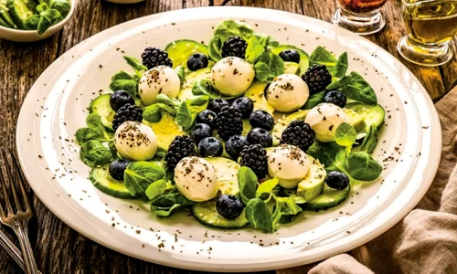 salata cu mozarella afine si mure jpg