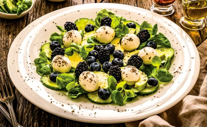 salata cu mozarella afine si mure jpg