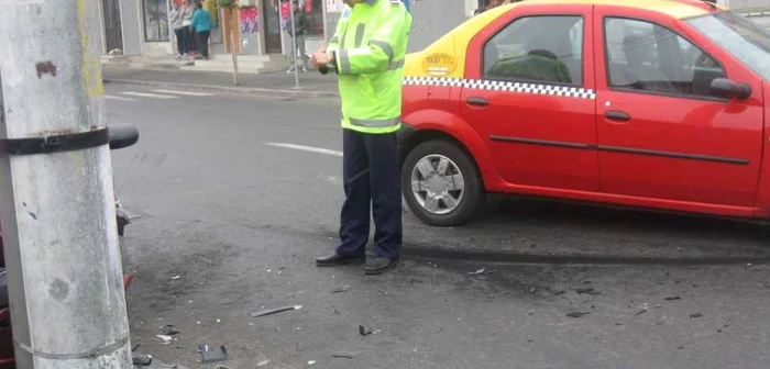 Şoferul nu a mai văzut drumul şi a intrat cu maşina în staţia de autobuz (arhivă)