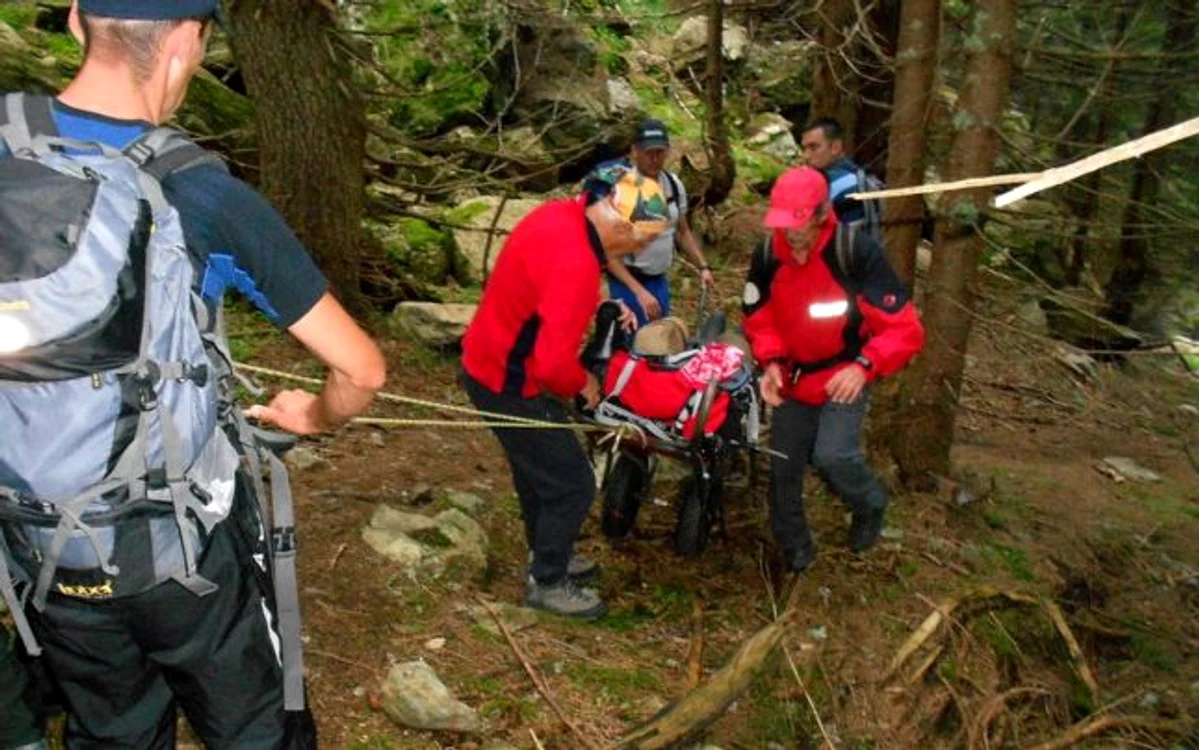 
    Omul avea în jur de 40 de ani şi se afla în zonă împreună cu un grup de turişti din Tuşnad, pasionaţi ai acestui sportfoto: arhivă Adevărul  