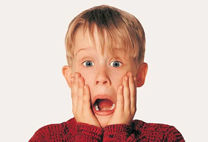 Macaulay se strecura pe sub băncile de la teatru ca să caute mărunţiş pe josclickpentrufemei.ro