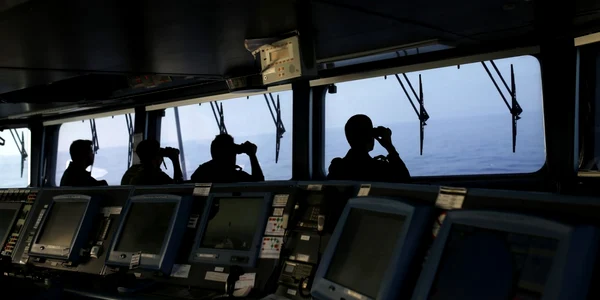 Echipajul unei nave portugheze NPR Viana do Castelo folosesc binocluri pentru a căuta emigranţi în marea Mediterană în cadrul operaţiunii de salvare European Frontex FOTO AP