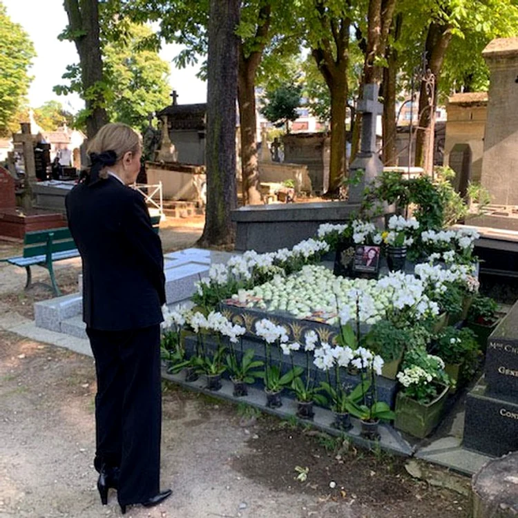 Împărăteasa Farah la mormântul fiicei sale dintr-un cimitir parizian
