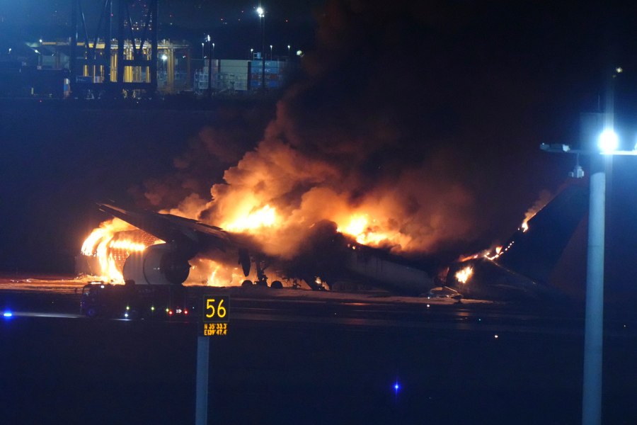 Imagini impresionante de la bordul avionului cuprins de flăcări la Tokio. Mărturii ale pasagerilor despre infernul din care au scăpat