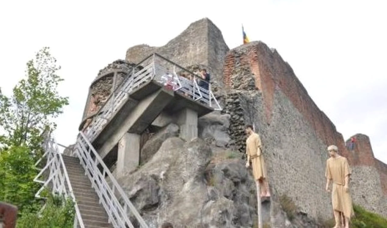 Cum au câştigat urşii încă „o bătălie“ la Cetatea Poenari. Obiectivul turistic a fost închis pe termen nedeterminat după ce un grup de vizitatori s-a speriat de un urs