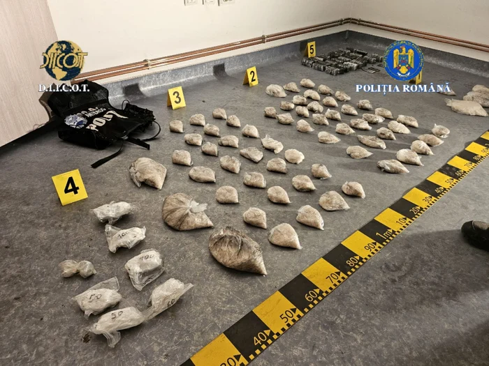Drogurile găsite de polițiști FOTO: Poliția Română