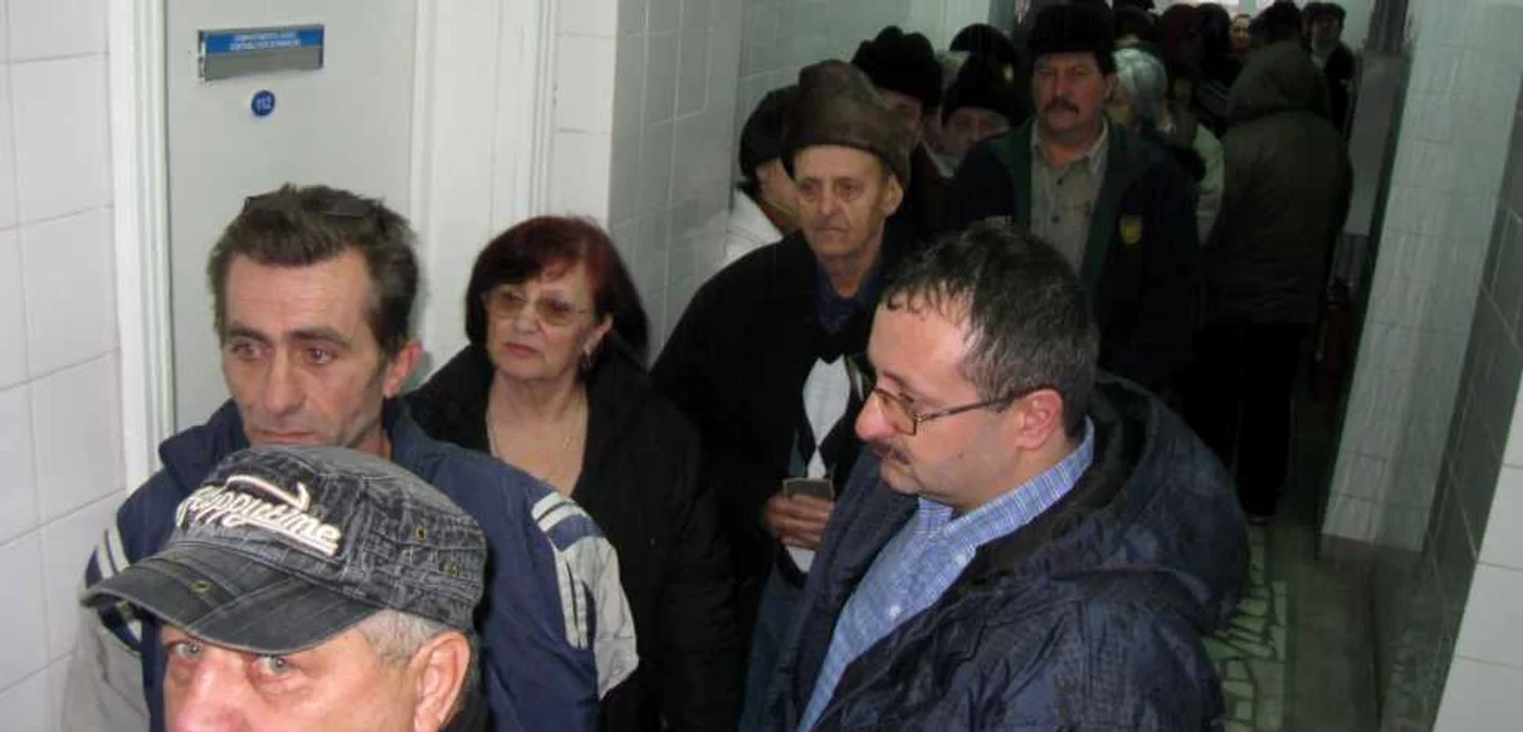 Oamenii au stat câteva ore la rând pentru a se vaccina