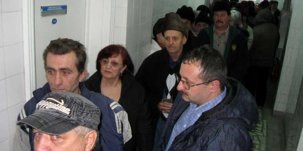 Oamenii au stat câteva ore la rând pentru a se vaccina