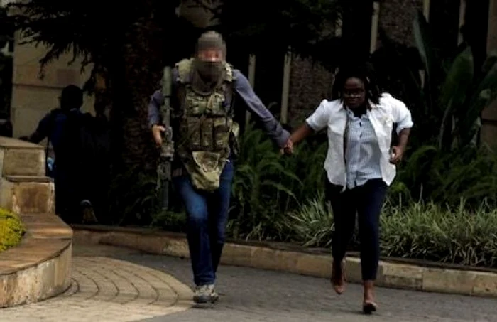 Soldat britanic evacuand o femeie in atacul terorist de la Nairobi FOTO The Telegraoph