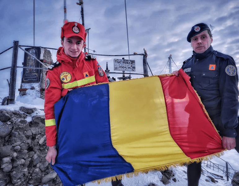 Gestul unic al unor pompieri pe vârful Toaca, în Ceahlău, de Ziua Națională a României FOTO