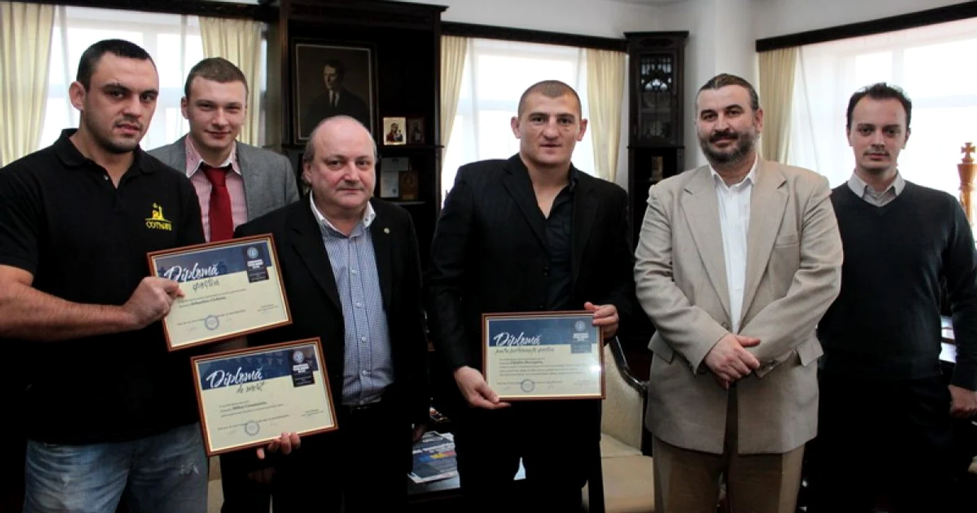 Cătălin Moroşanu a primit o diplomă pentru performanţă sportivă din partea Universităţii „Petre Andrei“