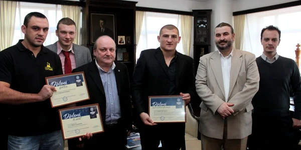 Cătălin Moroşanu a primit o diplomă pentru performanţă sportivă din partea Universităţii „Petre Andrei“