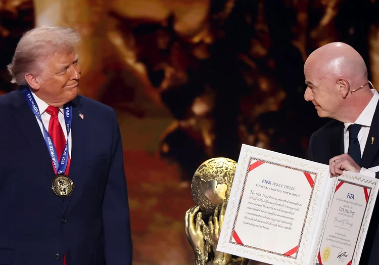 Donald Trump a primit premiul pacii FIFA de la Gianni Infantino