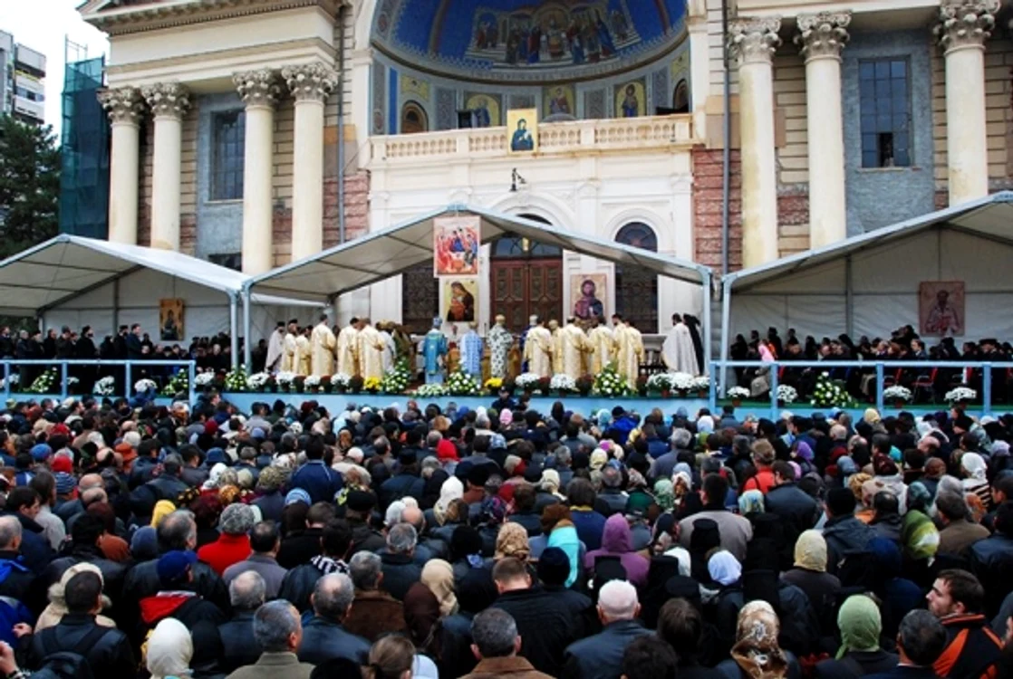
    Pelerinii au făcut coadă de doi kilometri până la raclăfoto: arhiva personală  