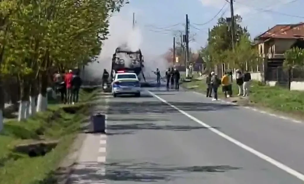 Autocar în flăcări FOTO: tulceanoastra