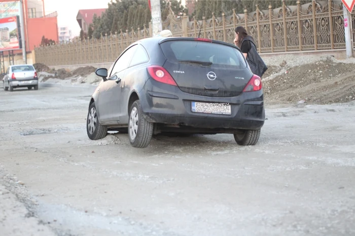 Roata din dreapta faţă a intrat în groapă