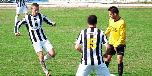 Marius Ologu (cu faţa, în alb-negru) a marcat două goluri împotriva celor de la CSMS Iaşi (foto arhivă)