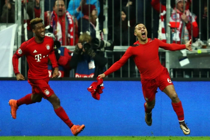 Coman (stânga) se bucură alături de Thiago Alcantara. FOTO: Getty Images