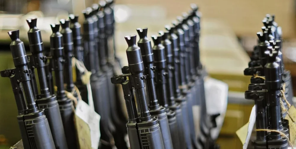 Mafia italiană se aprovizionează cu puști Kalașnikov din Rusia. Armele sunt ascunse în butoaie de petrol, prin intermediul „flotei din umbră”