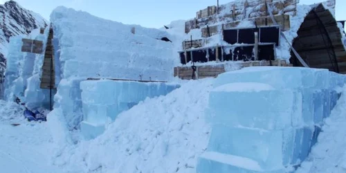 Noul Hotel de Gheaţă de la Bâlea Lac începe să capete contur