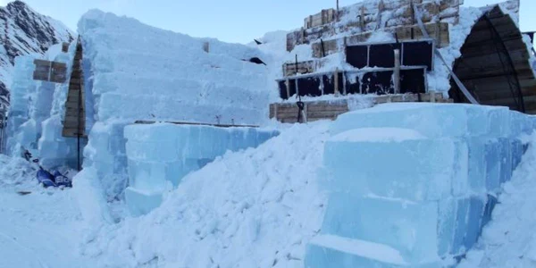 Noul Hotel de Gheaţă de la Bâlea Lac începe să capete contur