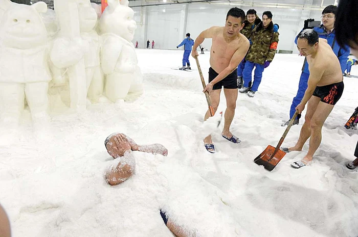 În China există concursuri de „cine stă cel mai mult dezbrăcat în zăpadă”. Concurenţii nu întârzie să se înscrie, deşi afară temperatura era de -6 grade Celsius