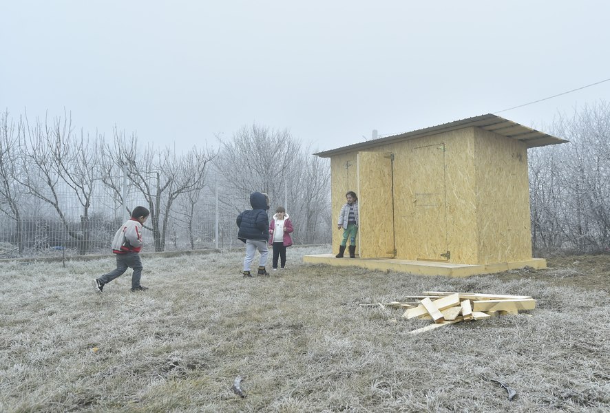 Ce-au făcut școlile cu banii primiți pentru renovarea latrinelor din curte. Director: „Avem toalete de secol XXI”