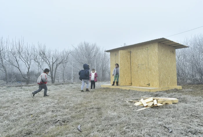 
    Chiar dacă există o centrală şi calorifere montate în clase, pentru încălzire se folosesc tot sobe pe lemne, deoarece centrala nu este destul de puternică pentru a asigura o temperatură corespunzătoare FOTO: Ministerul Educației  