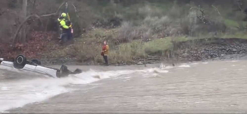 O femeie a fost salvată dintr-o mașină scufundată într-un pârâu, după 15 ore VIDEO 