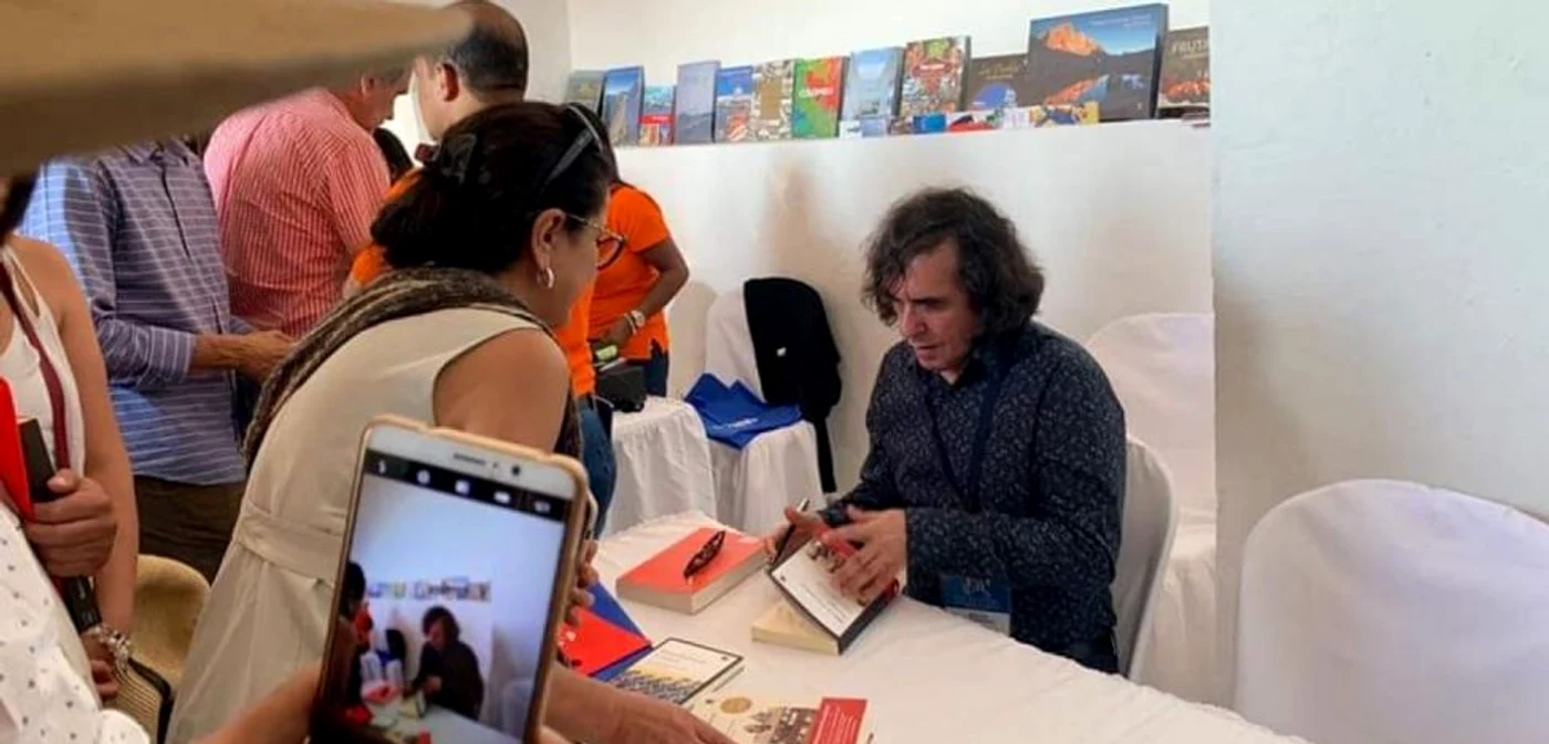 Mircea Cărtărescu, acordând autografe în Columbia FOTOGRAFII: Pagina de Facebook Mircea Cărtărescu