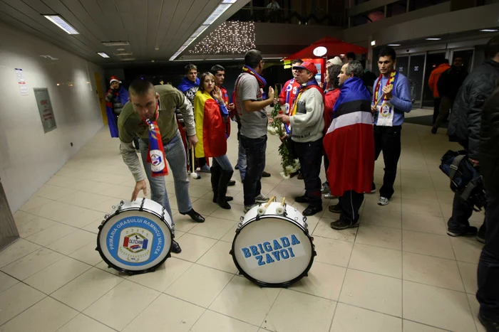Handbalistele sunt aşteptate de familii şi de fani