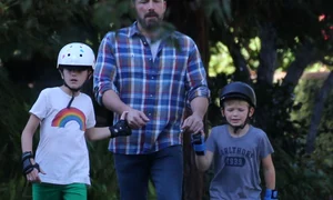 Ben Affleck îi învaţă pe Samuel şi Seraphina să şi menţină echilibrul pe role jpeg