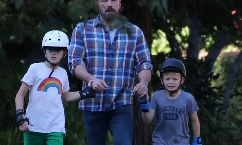 Ben Affleck îi învaţă pe Samuel şi Seraphina să şi menţină echilibrul pe role jpeg