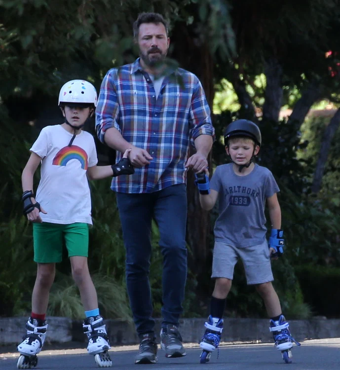 Ben Affleck îi învaţă pe Samuel şi Seraphina să-şi menţină echilibrul pe role