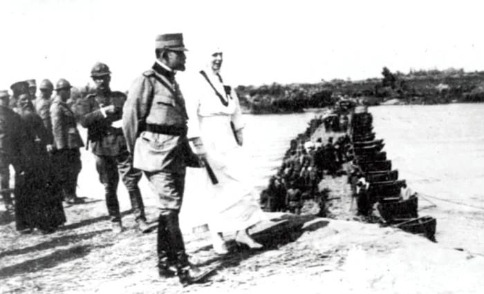 Regele Ferdinand asistă la momentul trecerii Tisei de către trupele române FOTO Historia