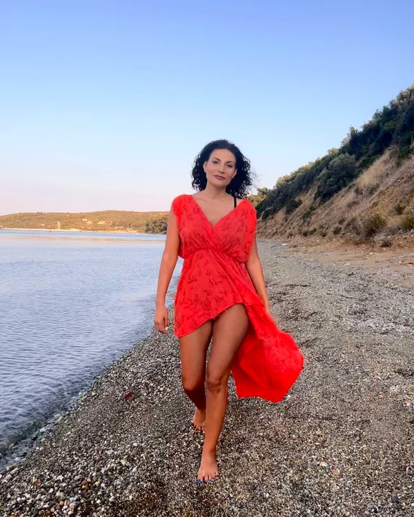 Ioana Ginghina sexy slaba silueta se mentine (3) jpg