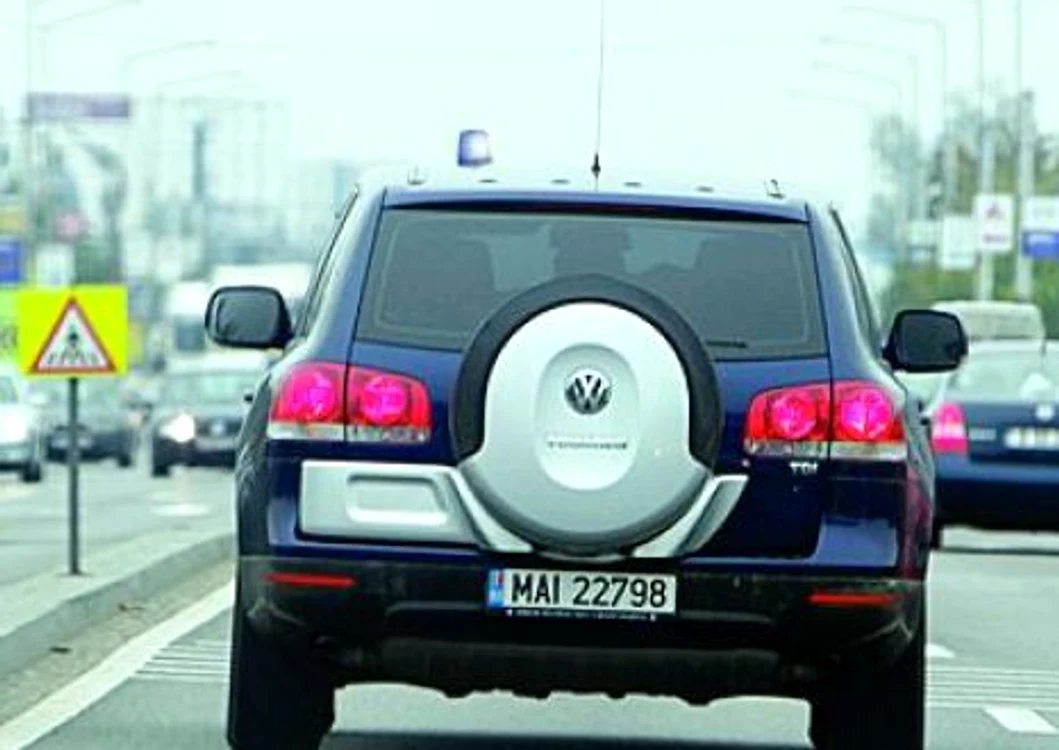 Fotoreporterii Click i-au surprins pe funcţionarii sătmăreni rulând cu 150 de km/oră cu girofarul pornit