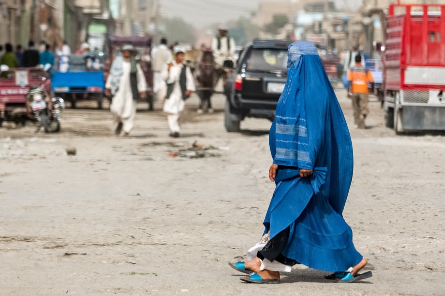 Tații de fete din Afganistan, siliți să fie zbiri în propriile familii: „Au devenit soldații neplătiți ai talibanilor”