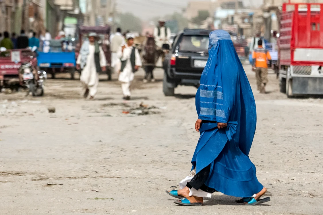 Femei afgane purtând burka la Kabul FOTO Shutterstock