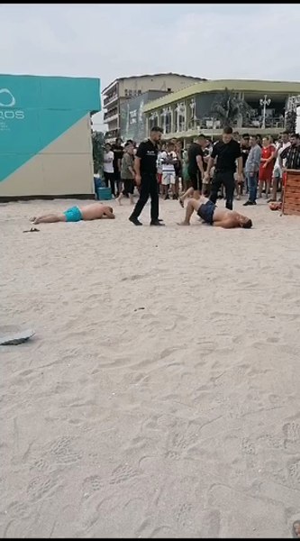 VIDEO Turiști încătușați pe plaja din Costinești. S-au încăierat beți, apoi s-au luat la bătaie cu polițiștii și jandarmii 