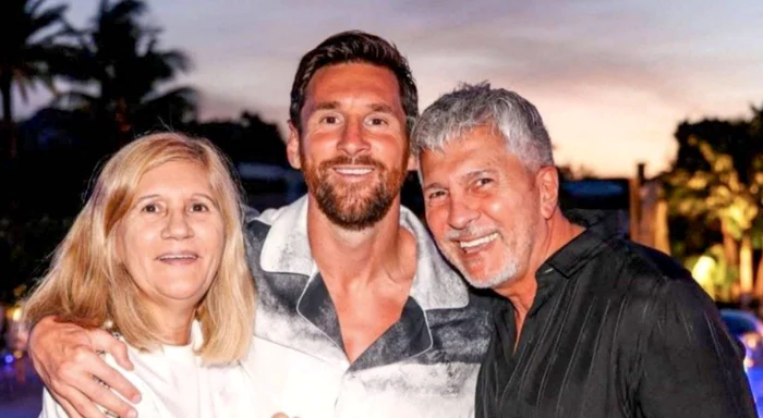Lionel Messi, alături de părinții săi  Foto/Platforma X