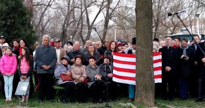 Bărbatul ţine un steag legionar la dezvelirea unei statui a unui erou paşoptist FOTO Claudia Bonchiş