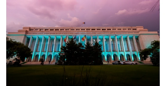 Clădirea Guvernului va fi iluminată miercuri seară în culoarea turcoaz cu ocazia Zilei Conştientizării Bolii BattenSursă foto: Guvernul României