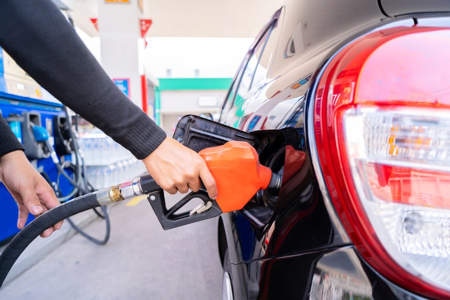Diferențe de preț enorme ale carburanților din România și Bulgaria. Cât câștigă un șofer român dacă alimentează la vecini