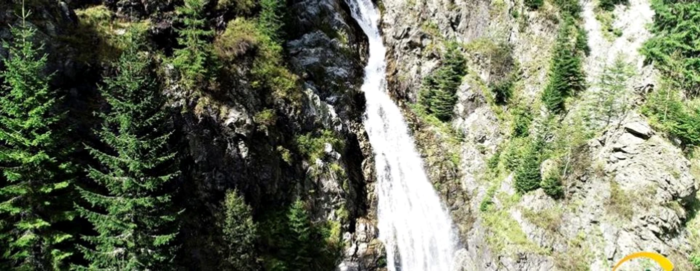 Cascada Moara dracilor din Rezervaţia Iezerul Latoriţei - Vâlcea; Foto FB Centrul Naţional de Informare şi Promovare Turistică Vâlcea